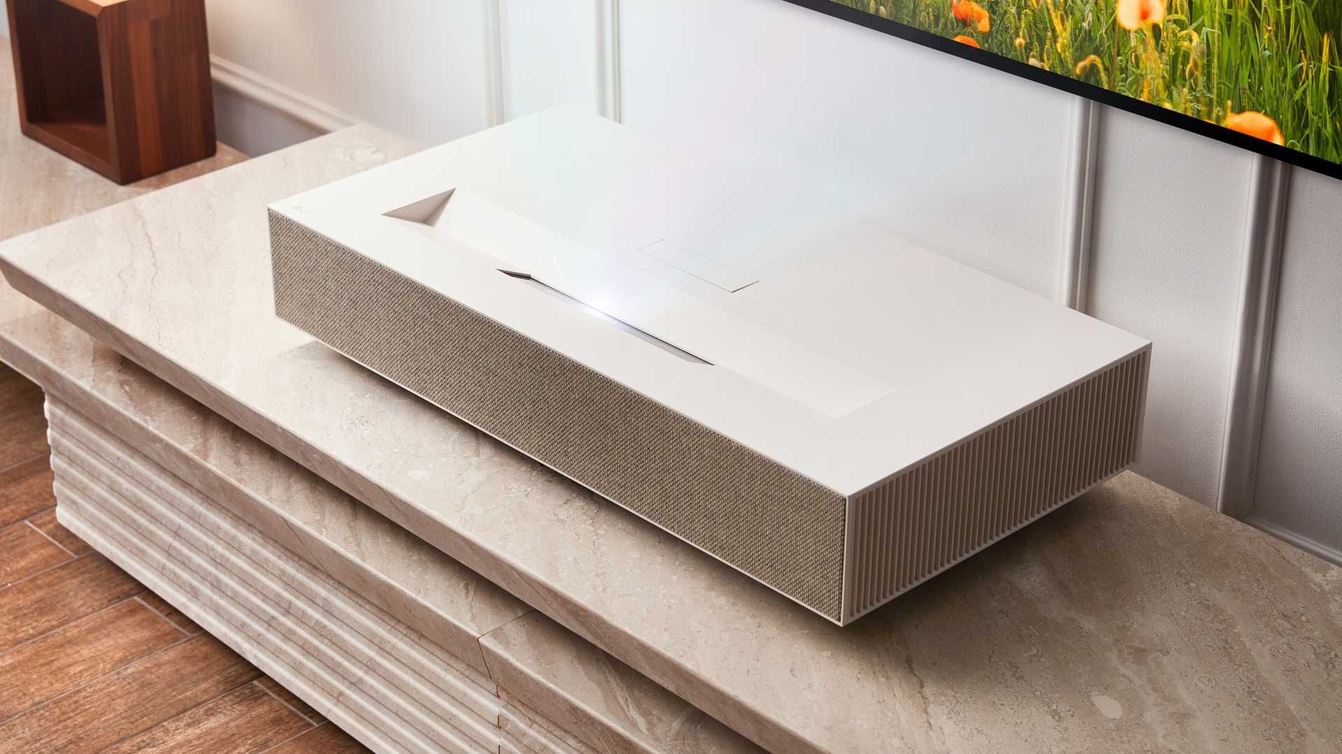 LG CineBeam HU915QE: 4K-Ultrakurzdistanz-Laserprojektor mit 3700 ANSI-Lumen