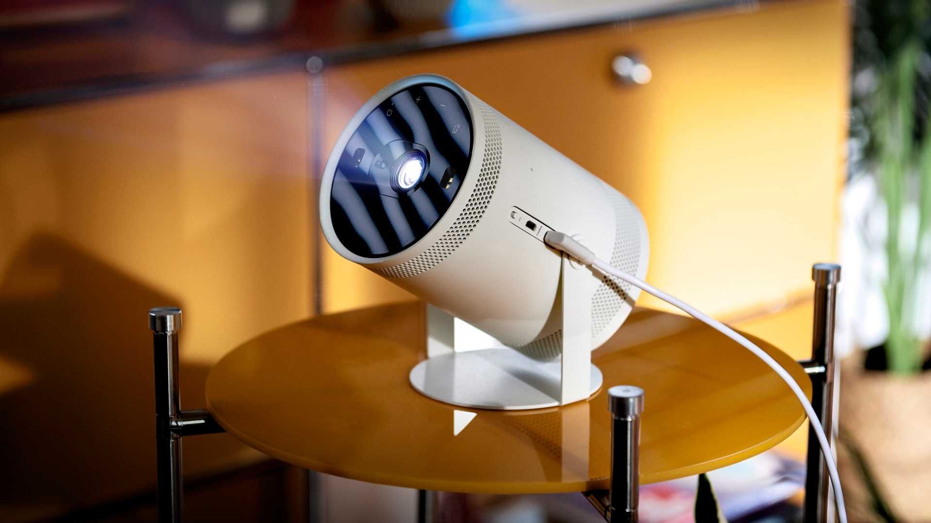 CES 2022: Samsung The Freestyle - tragbarer Full-HD-Mini-Projektor mit 360-Grad-Sound