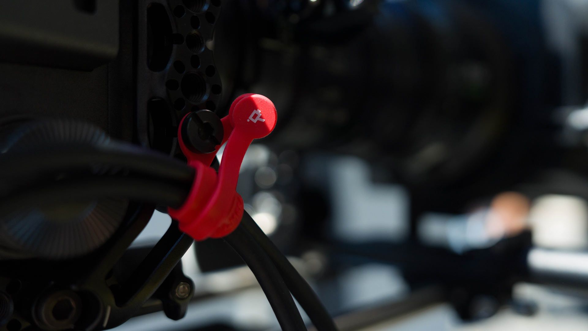 Wooden Camera Cine Mag Ties: Kabelbefestigung fu00fcrs bessere Kamera-Rigging